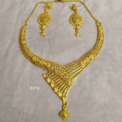 WOMEN’S STYLISH TRADITIONAL GOLDEN NECKLACE SET