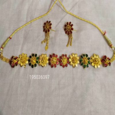 WOMEN’S STYLISH TRADITIONAL GOLDEN CHOKER SET