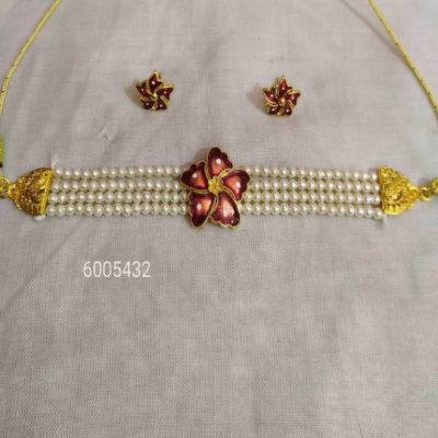 WOMEN’S STYLISH TRADITIONAL GOLDEN CHOKER SET